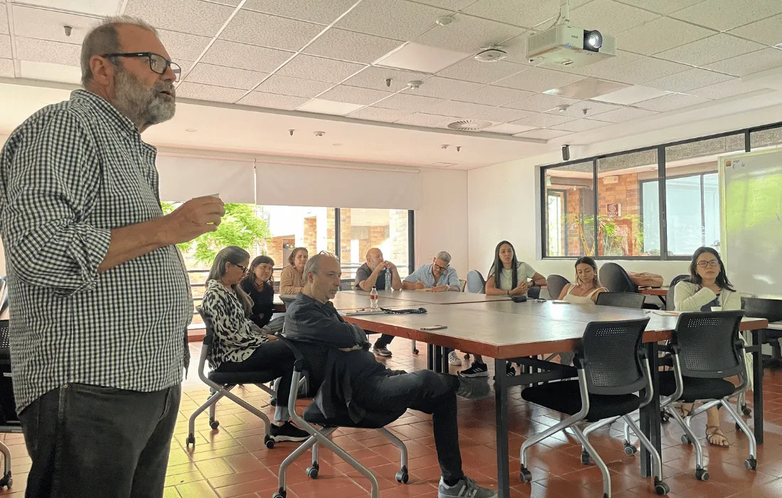 Luis Müller exponiendo en charla con profesores de la Javeriana Cali