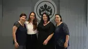 Foto oficial del acto de posesión: en el centro María Teresa Varela Arévalo, directora de Posgrados Facultad de Humanidades y Ciencias Sociales, a los lados su madre, hija y tía.